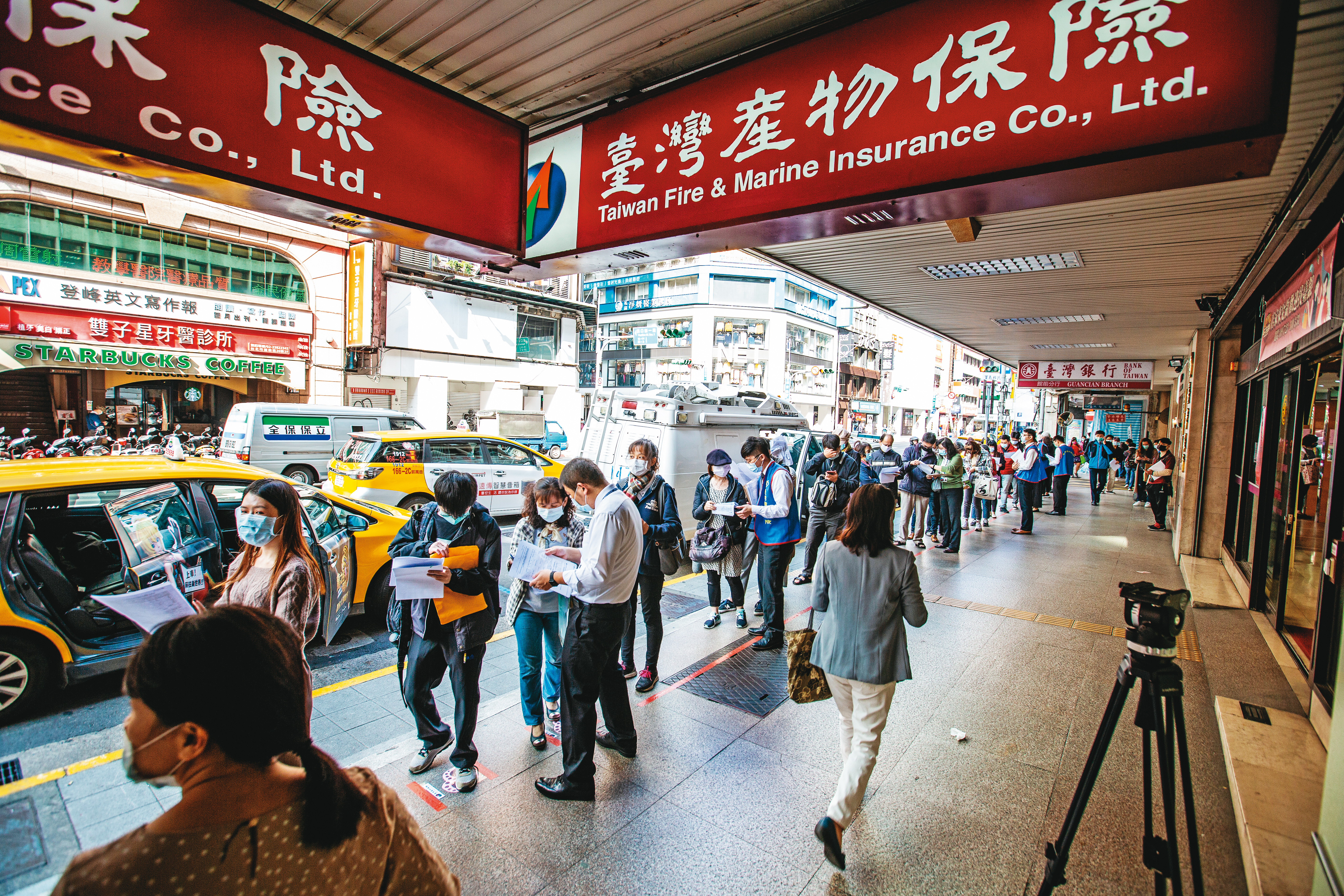 不少保險業者推出各式疫情相關保險，但出國打疫苗並不在多數疫苗險的理賠範圍內。