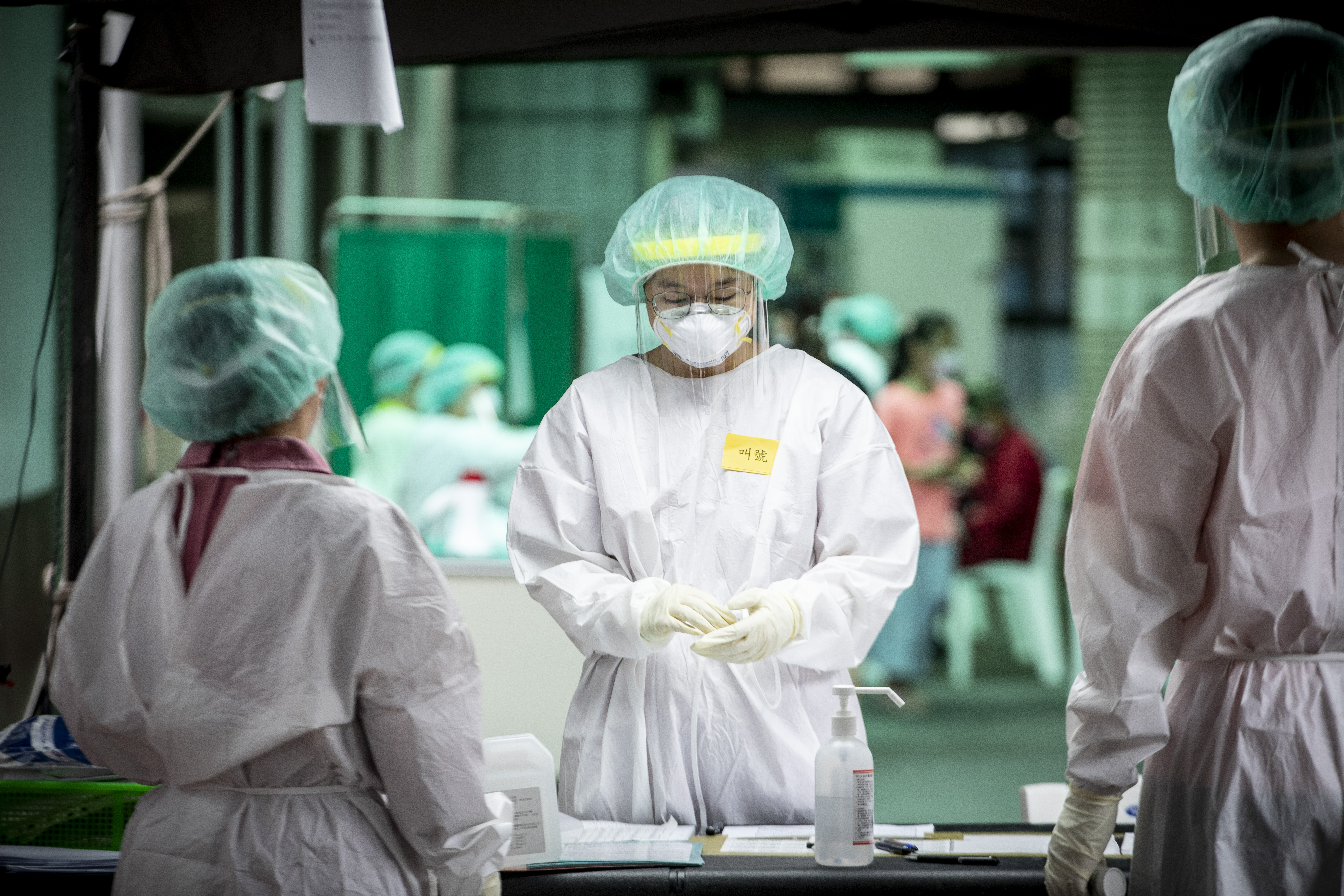 疫情期間承受高壓的醫護人員，調查後至少過半有過轉職念頭。