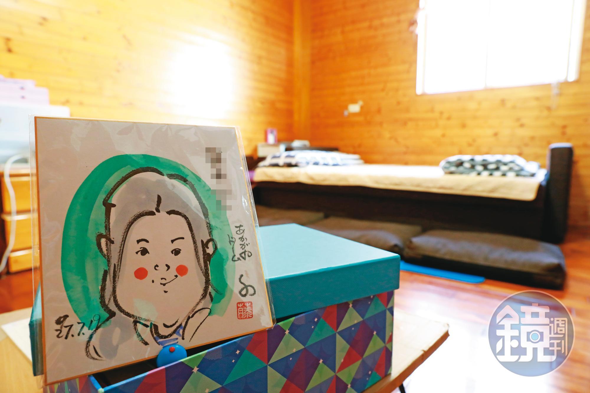 小魚的房間放著諸多友人的感謝卡,其中一張是日本友人為小魚繪製的肖像畫。