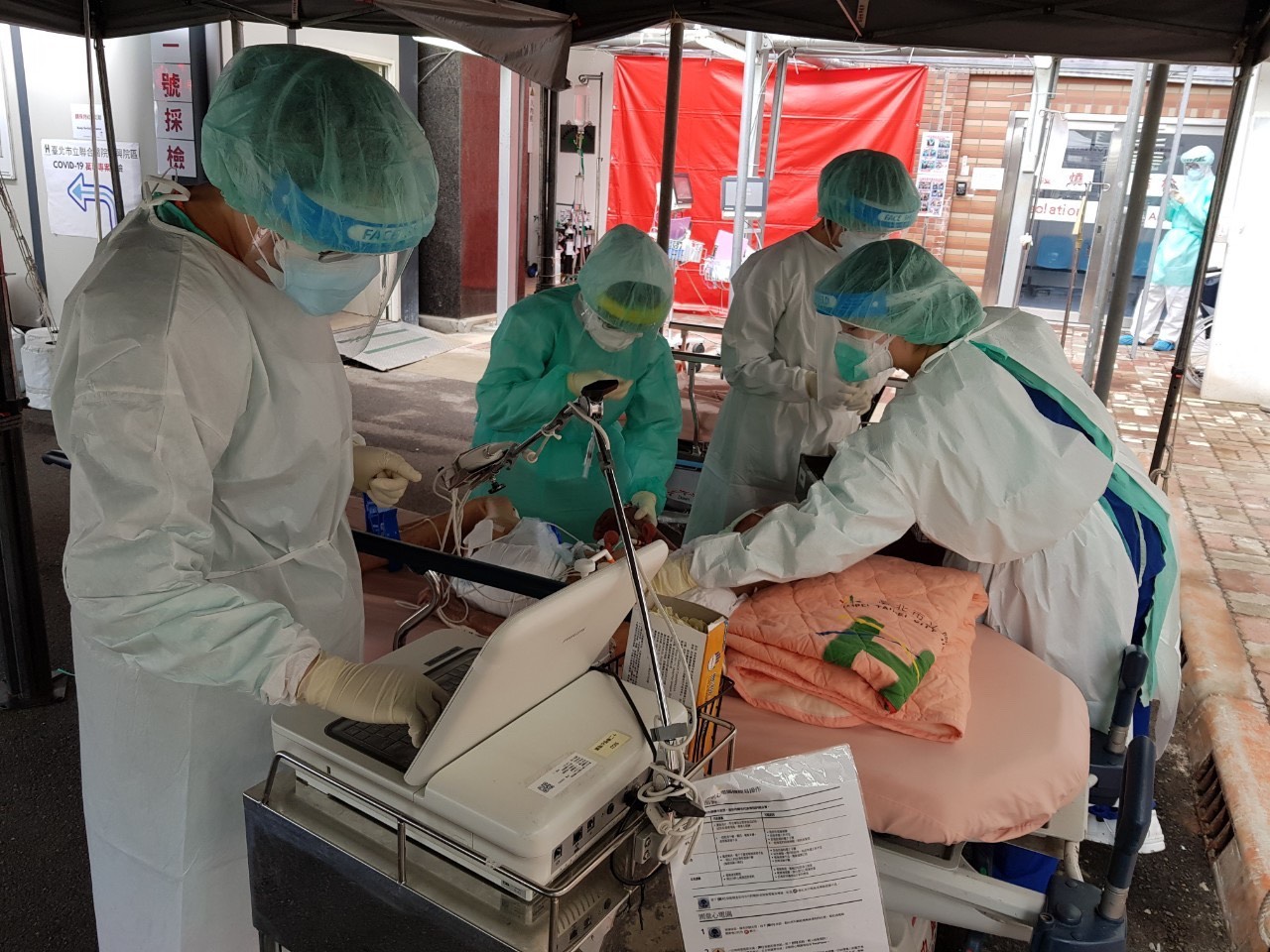 中興醫院急診外惡劣的醫療環境與短缺的人力，讓一線護理人員萌生辭職念頭。（讀者提供）