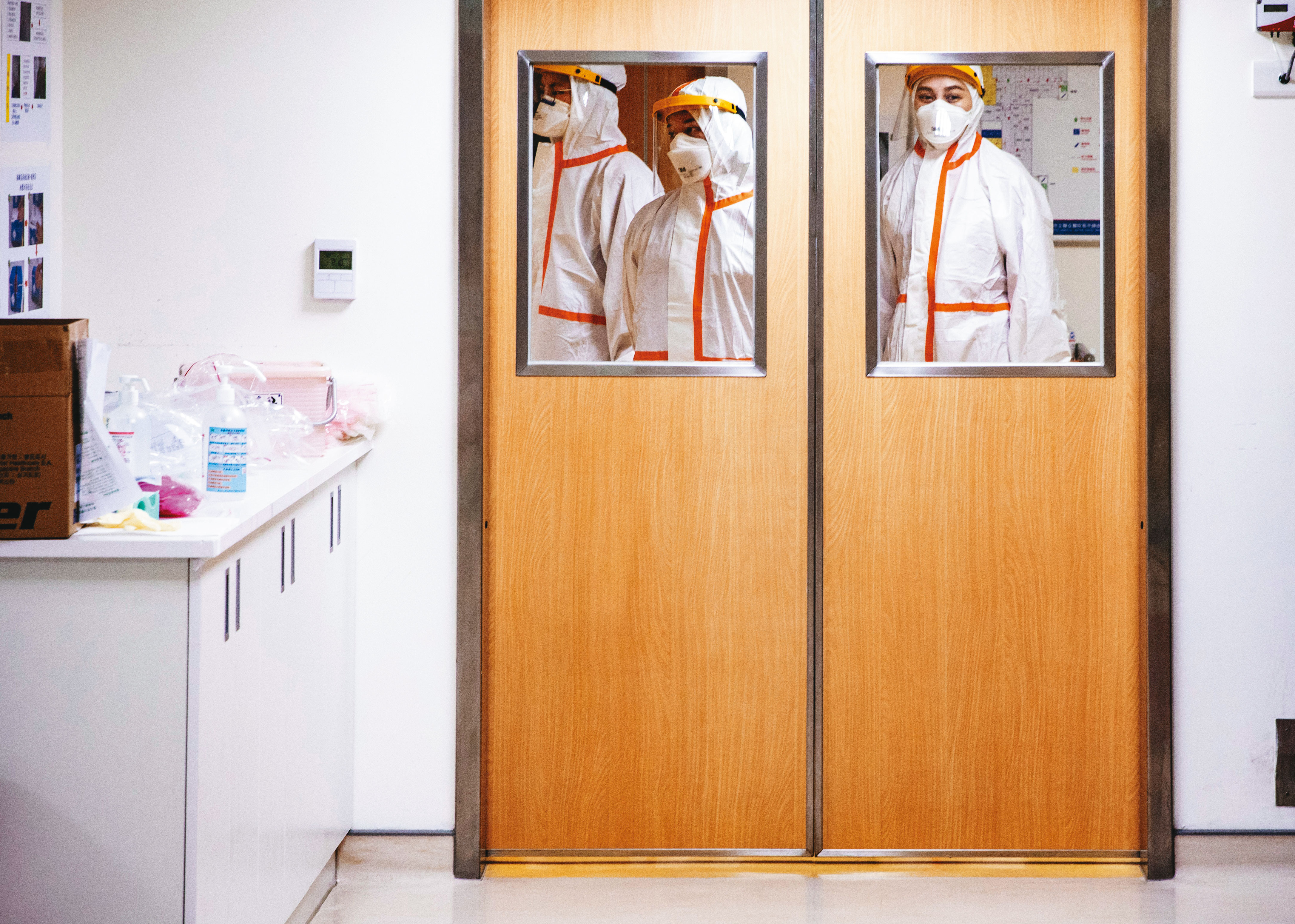 負壓隔離病房的醫護皆需著全身防護裝才能入內照顧，有醫護表示為了減少穿脫，值班期間會選擇不吃不喝。圖為台北市和平醫院負壓隔離病房。