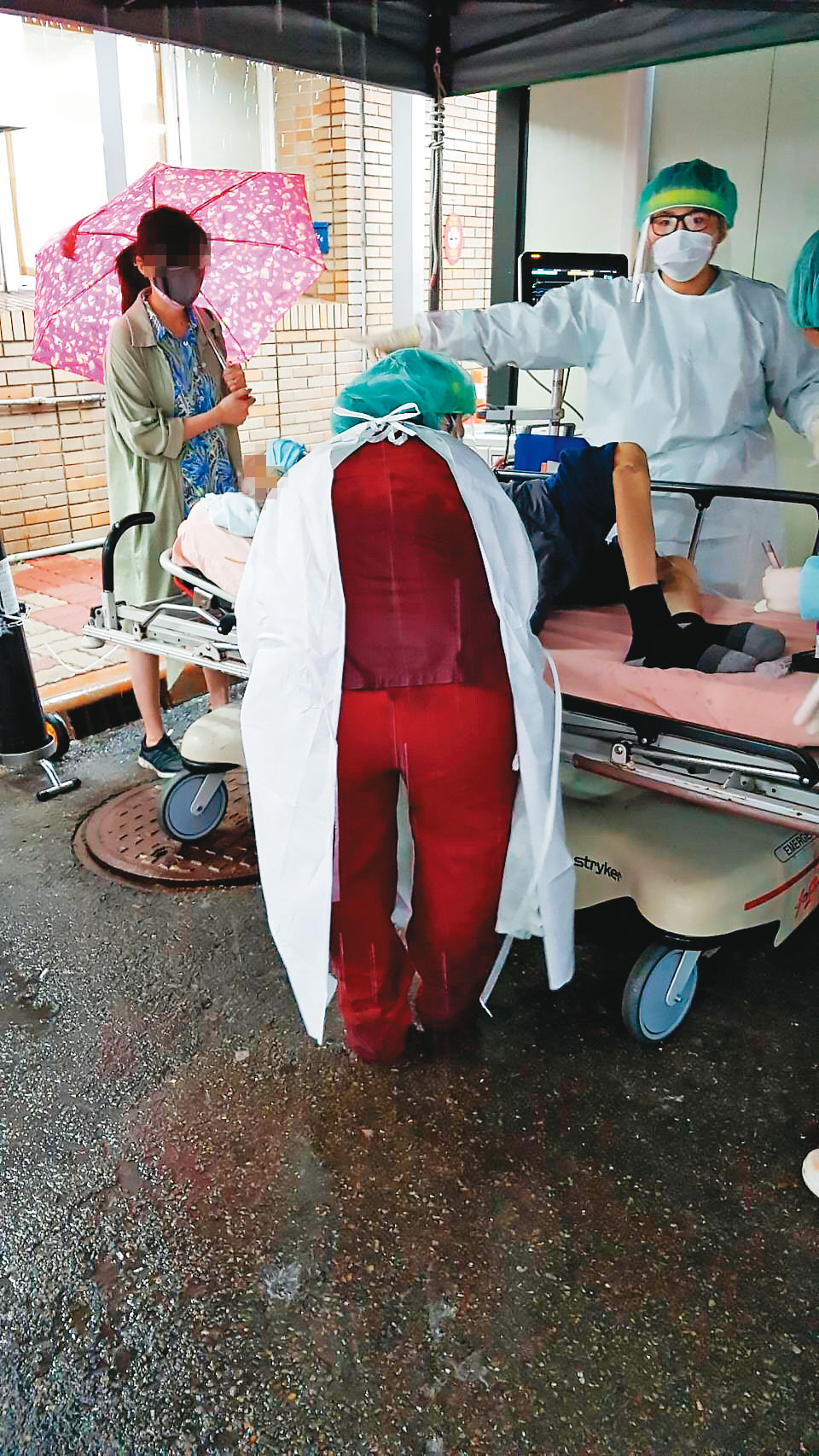 護理師吳岱晏（右）坦言人力、空間、硬體都不足的情況下工作壓力極大。（吳岱晏提供）