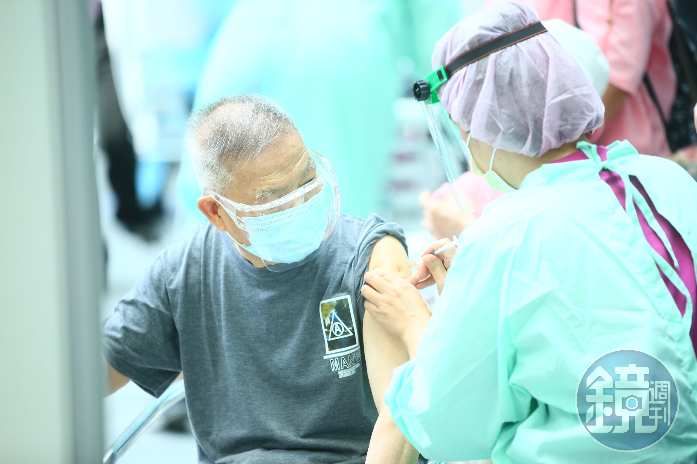 少數保險業者放寬疫苗險投保年齡最高至80歲。