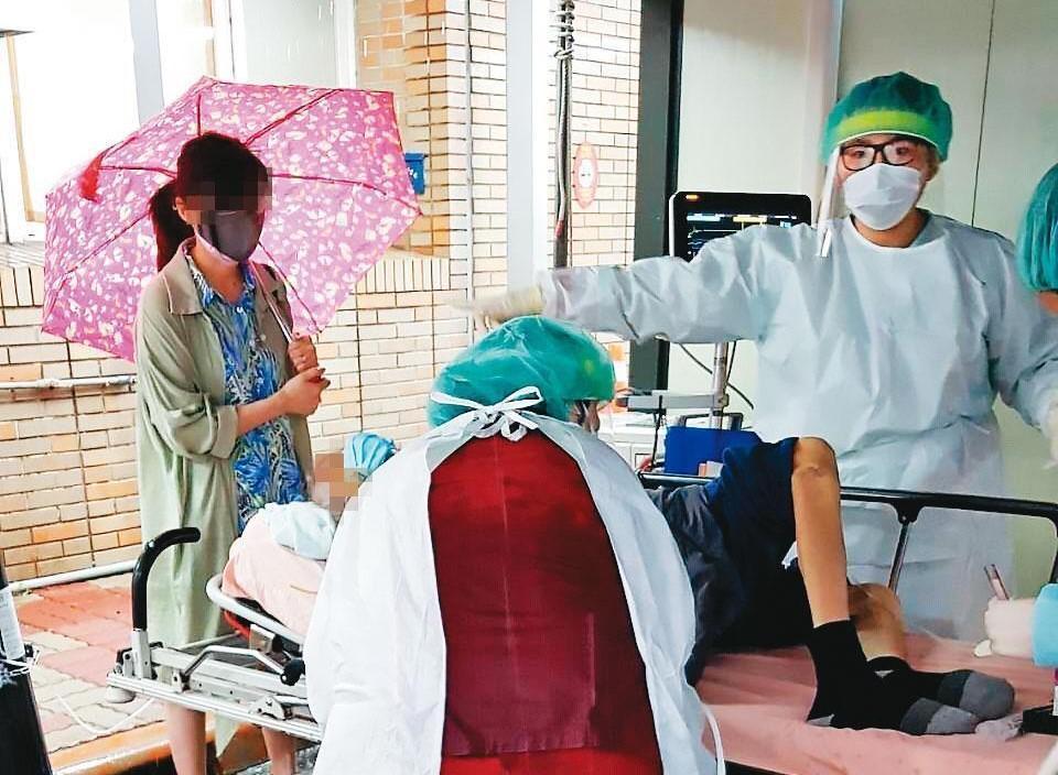 護理師吳岱晏(右)坦言人力、空間、硬體都不足的情況下工作壓力極大。(吳岱晏提供)