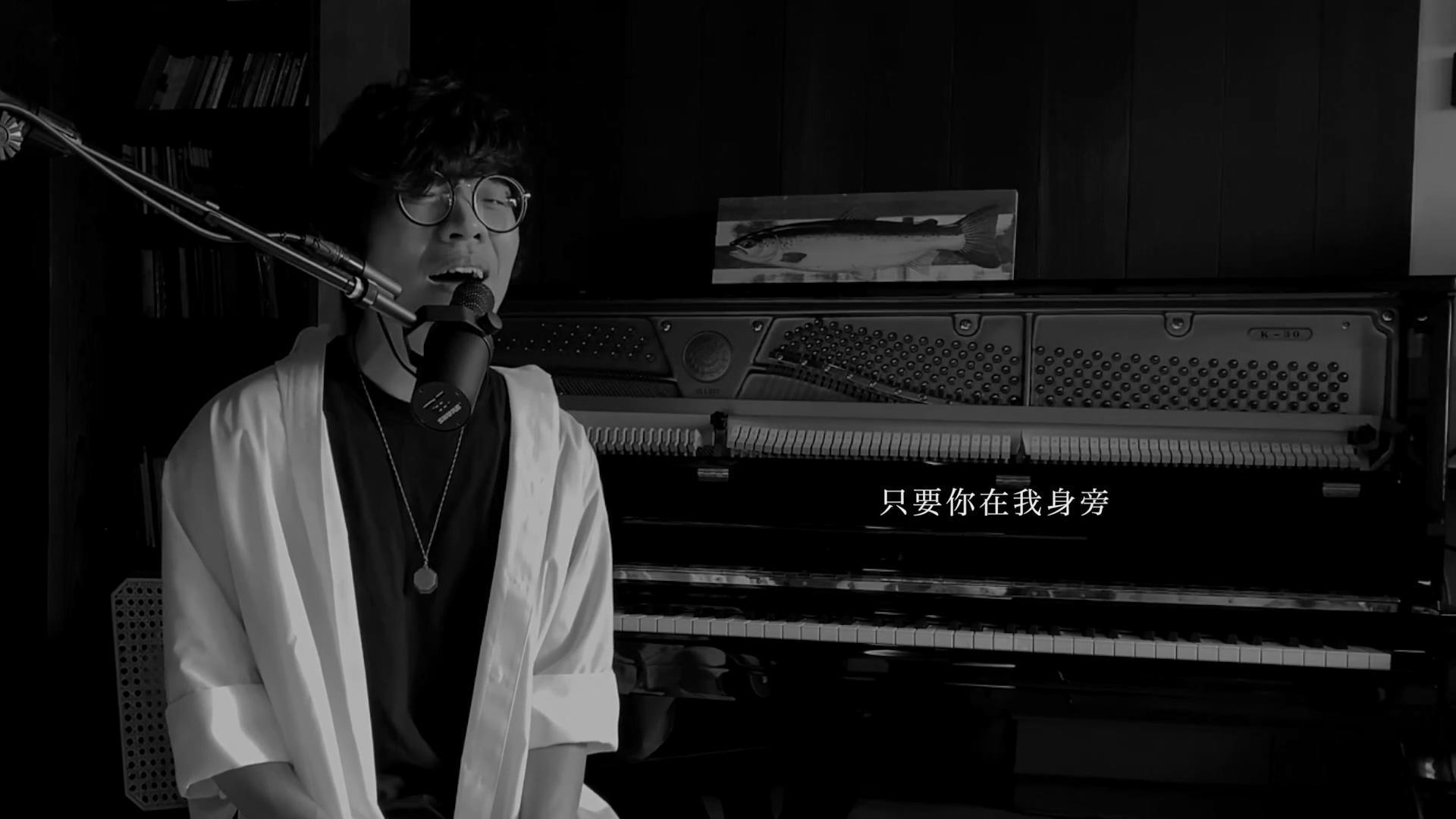 〈英雄〉不插電版本在家裡錄音,且僅有盧廣仲自己及一位同事拍攝MV,以最簡單方式讓歌聲發揮最大感染力。(翻攝自MV)