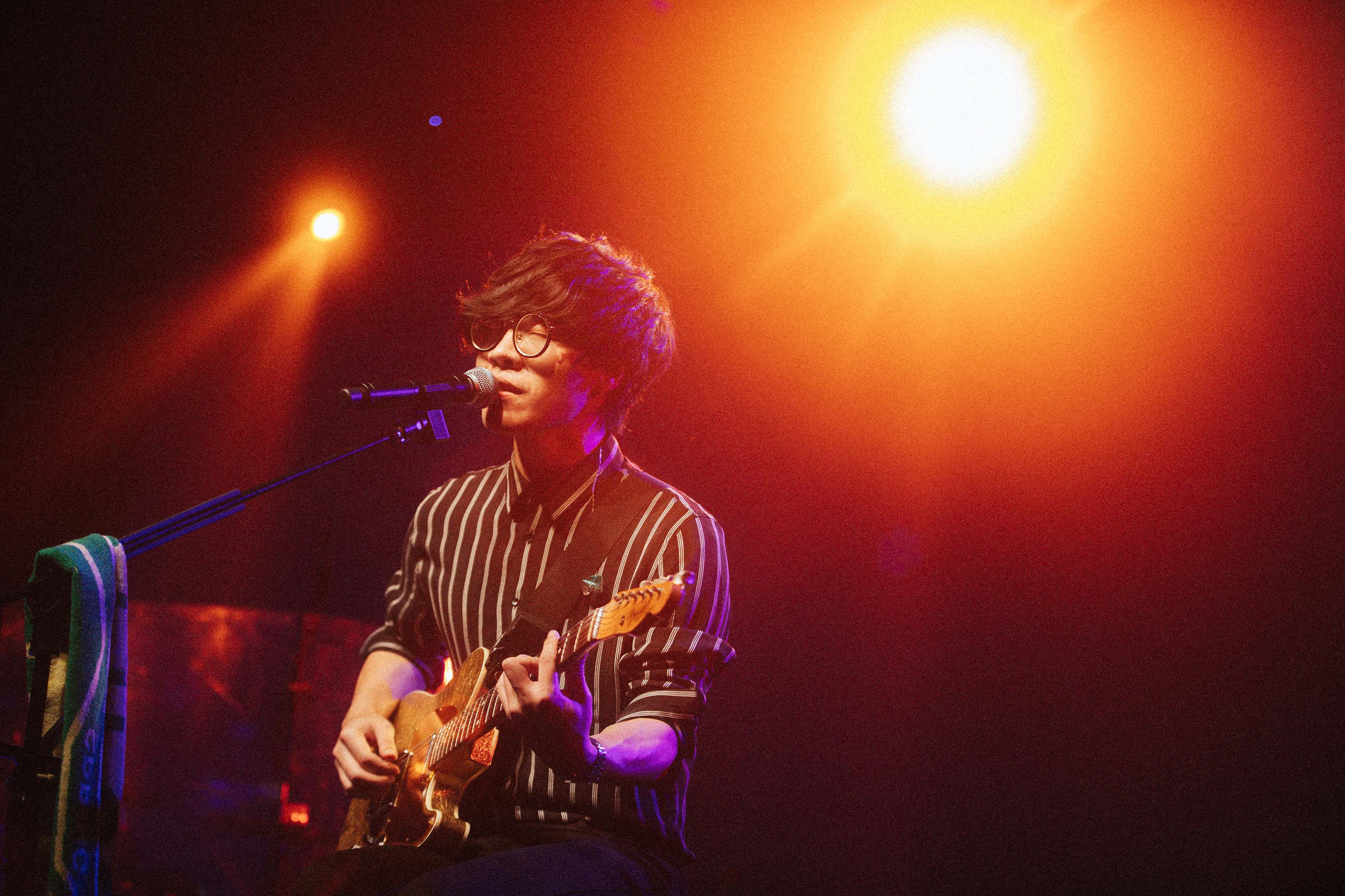 盧廣仲為動畫《諸葛四郎─英雄的英雄》譜寫主題曲〈英雄〉，且打造不插電版本獻給第一線抗疫醫護人員。（牽猴子提供）