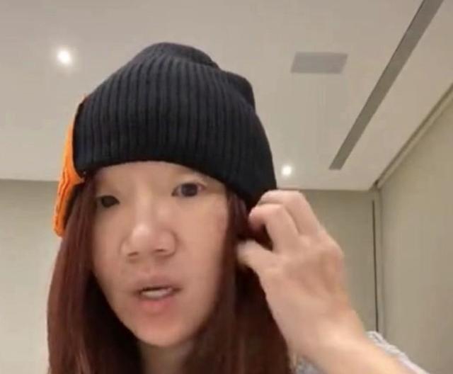 陶晶瑩素顏開直播,被指像成龍父子。(翻攝自網路)