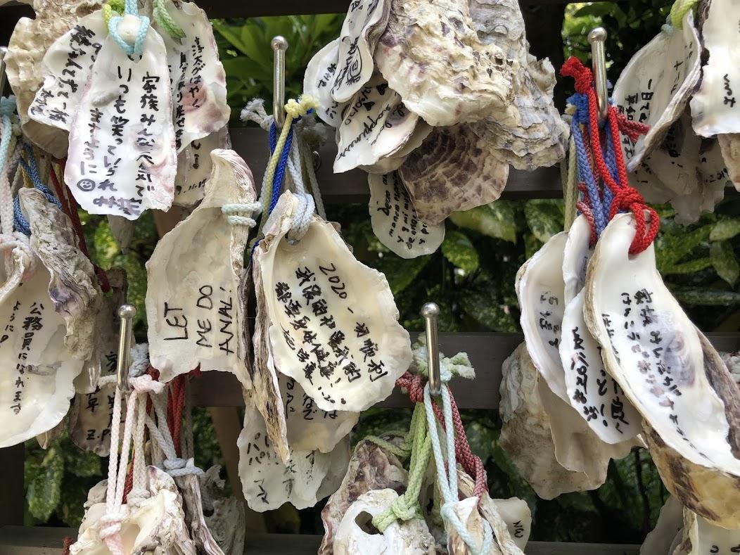 可加購請大叔幫忙，將心願寫在「牡蠣殼繪馬」上。（KKday提供）