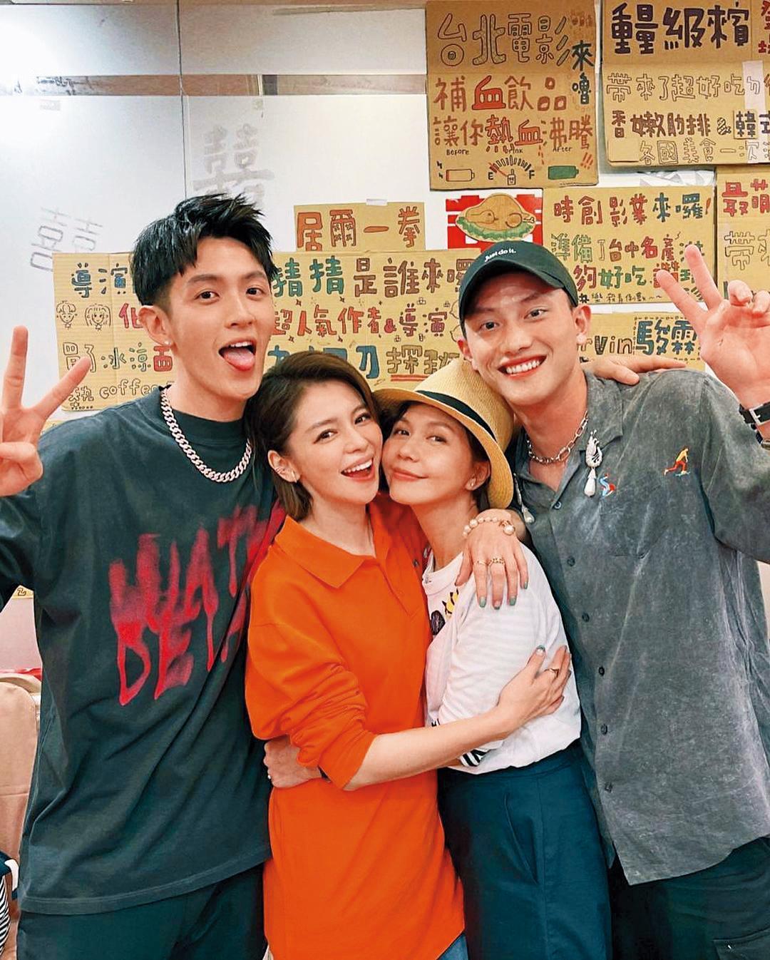 徐若瑄（左二）出席電影殺青宴，和柯震東（左起）、于子育、范少勳開心合影。（翻攝自徐若瑄IG）