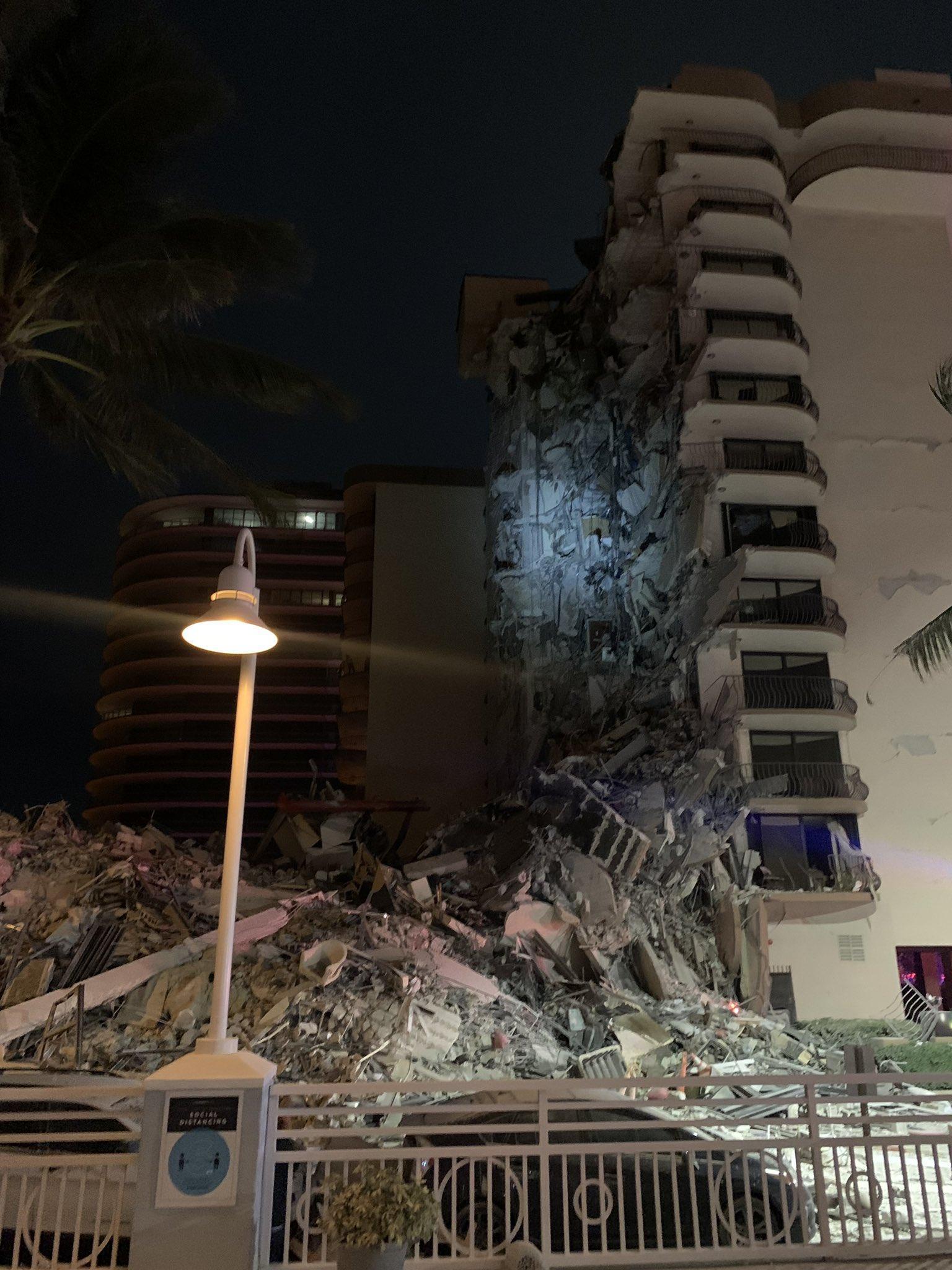 搜救人員連夜搜救,截至目前已有4死、159人失聯。(翻攝MiamiBeachPD推特)