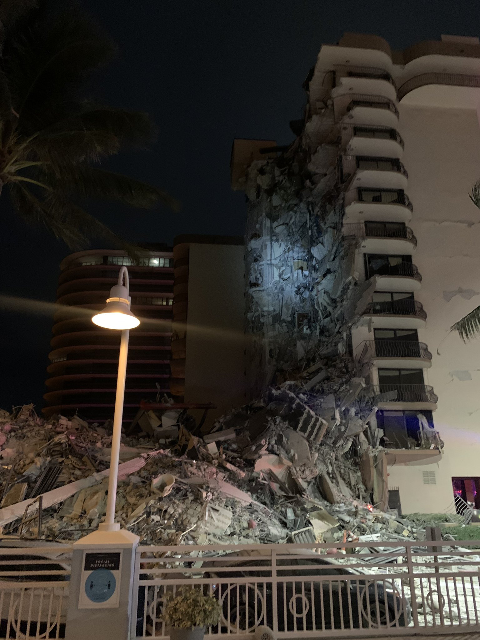 搜救人員連夜搜救,截至目前已有4死、159人失聯。(翻攝MiamiBeachPD推特)