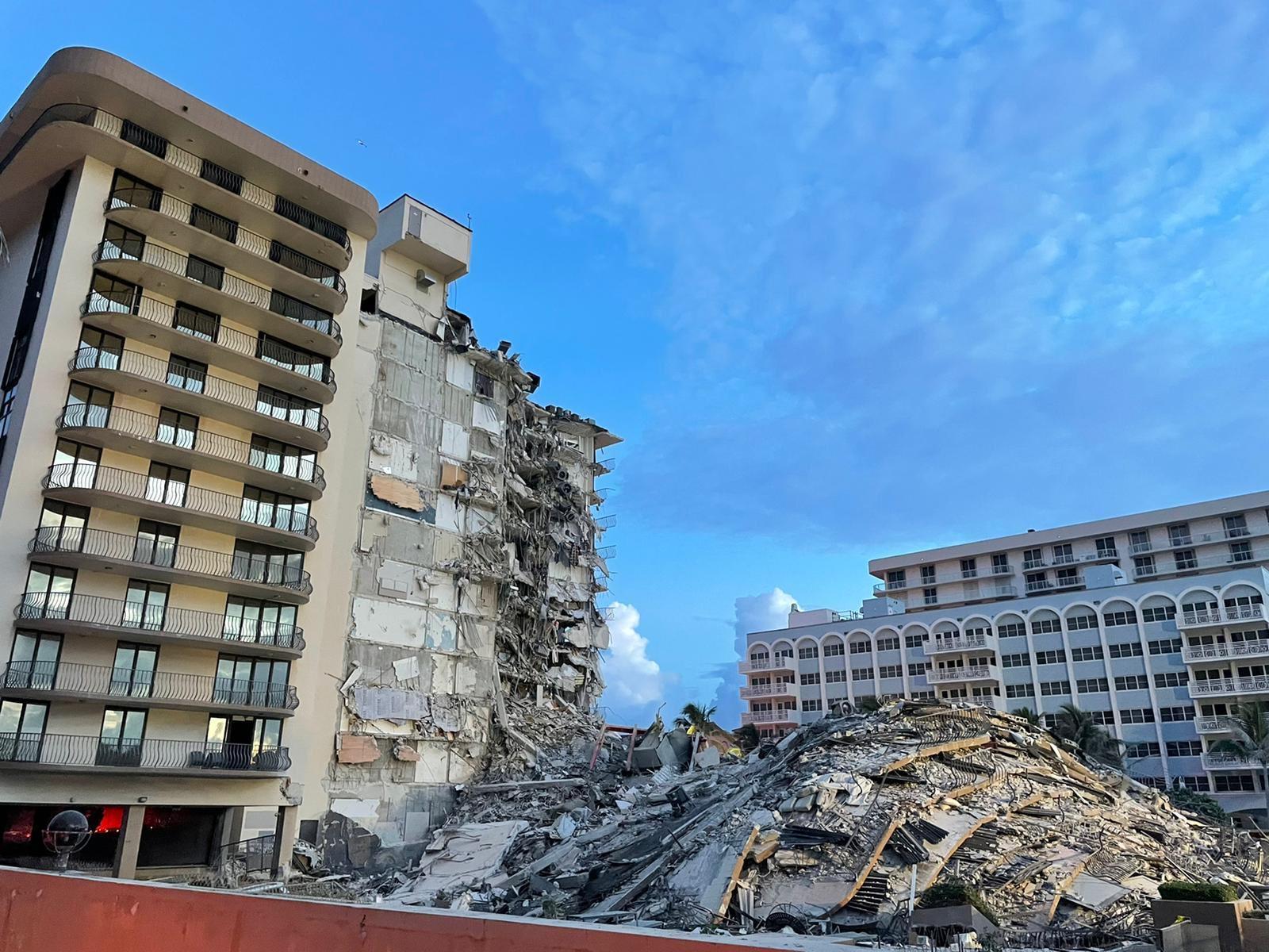 邁阿密一棟12樓高的公寓大樓發生部分坍塌事故。(翻攝MiamiDadeFire推特)