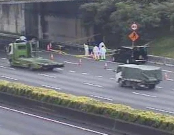 國道南下楊梅路段上午由工作人員發現一具面容已經腐敗的女屍。（翻攝畫面）