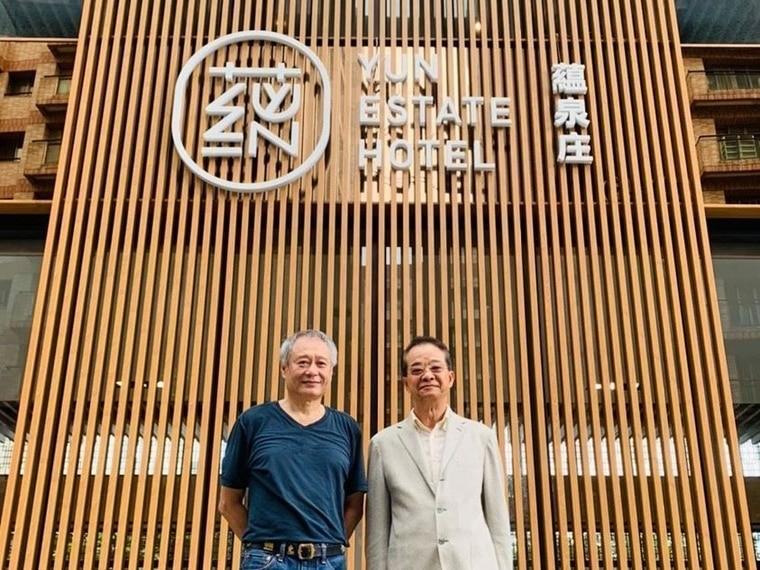 「蘊泉庄」董事長劉蕙萱的父親劉明燿（右）認為自己沒有打特權疫苗，還稱造冊沒被拒絕、衛生所也讓打。（翻攝自「蘊泉庄」臉書）