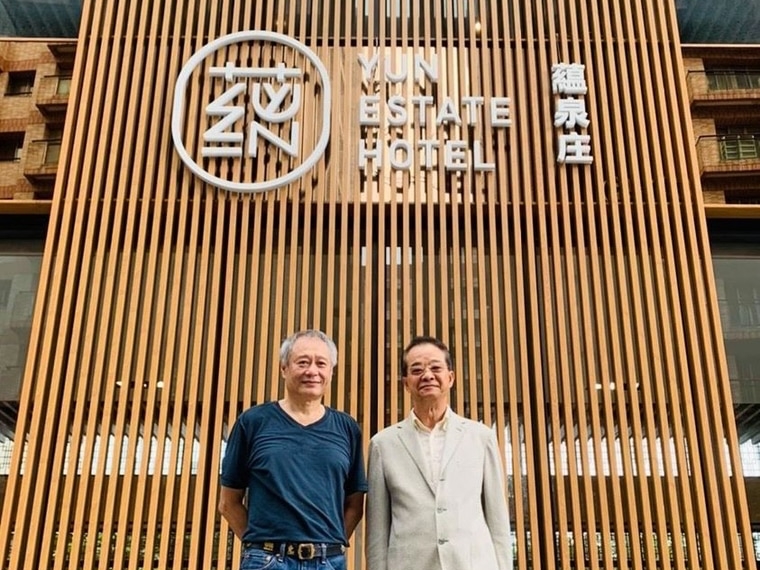 「蘊泉庄」董事長劉蕙萱的父親劉明燿（右）認為自己沒有打特權疫苗，還稱造冊沒被拒絕、衛生所也讓打。（翻攝自「蘊泉庄」臉書）