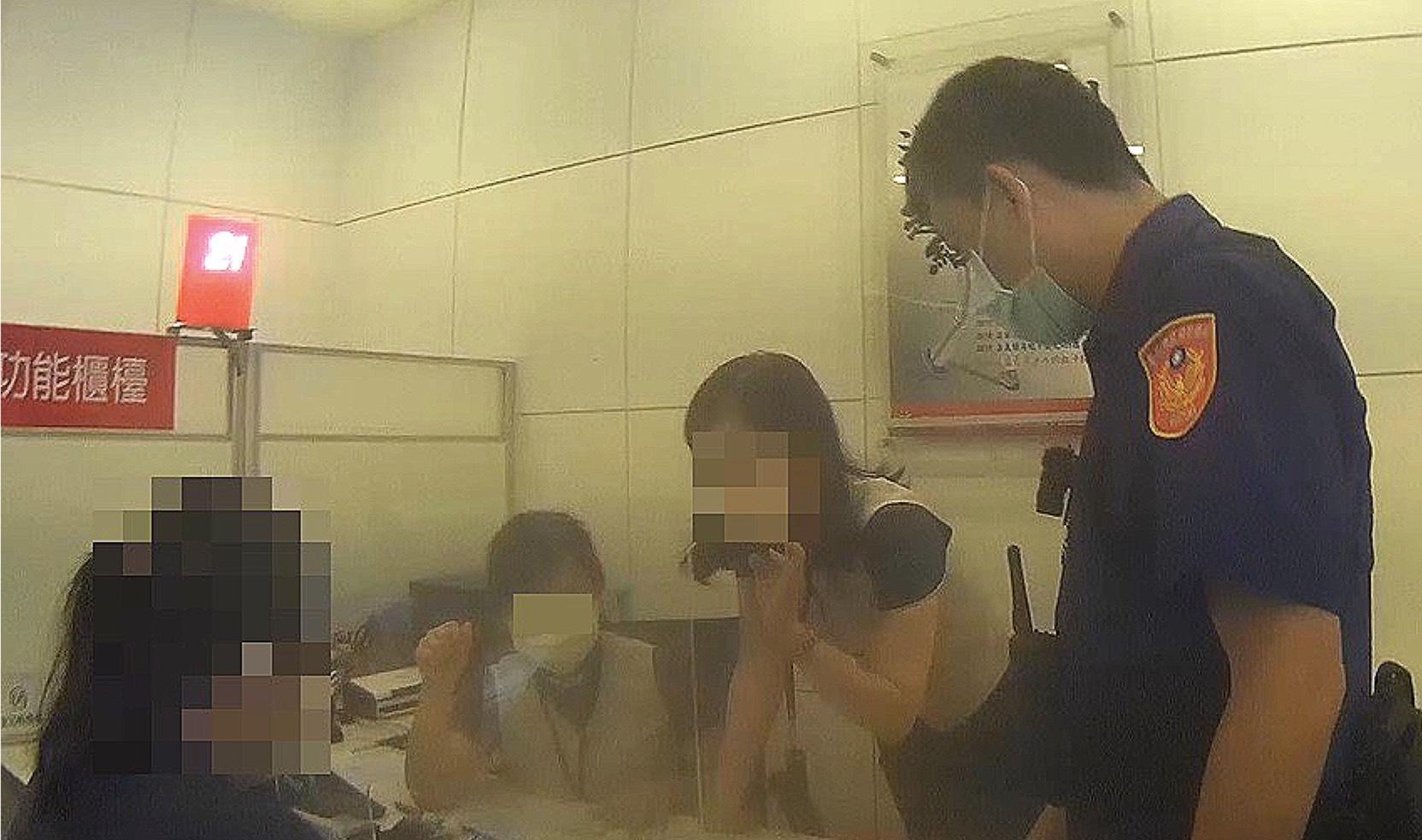 松山分局2名員警即時阻止藍女遭「猜猜我是誰」手法詐騙。(翻攝畫面)