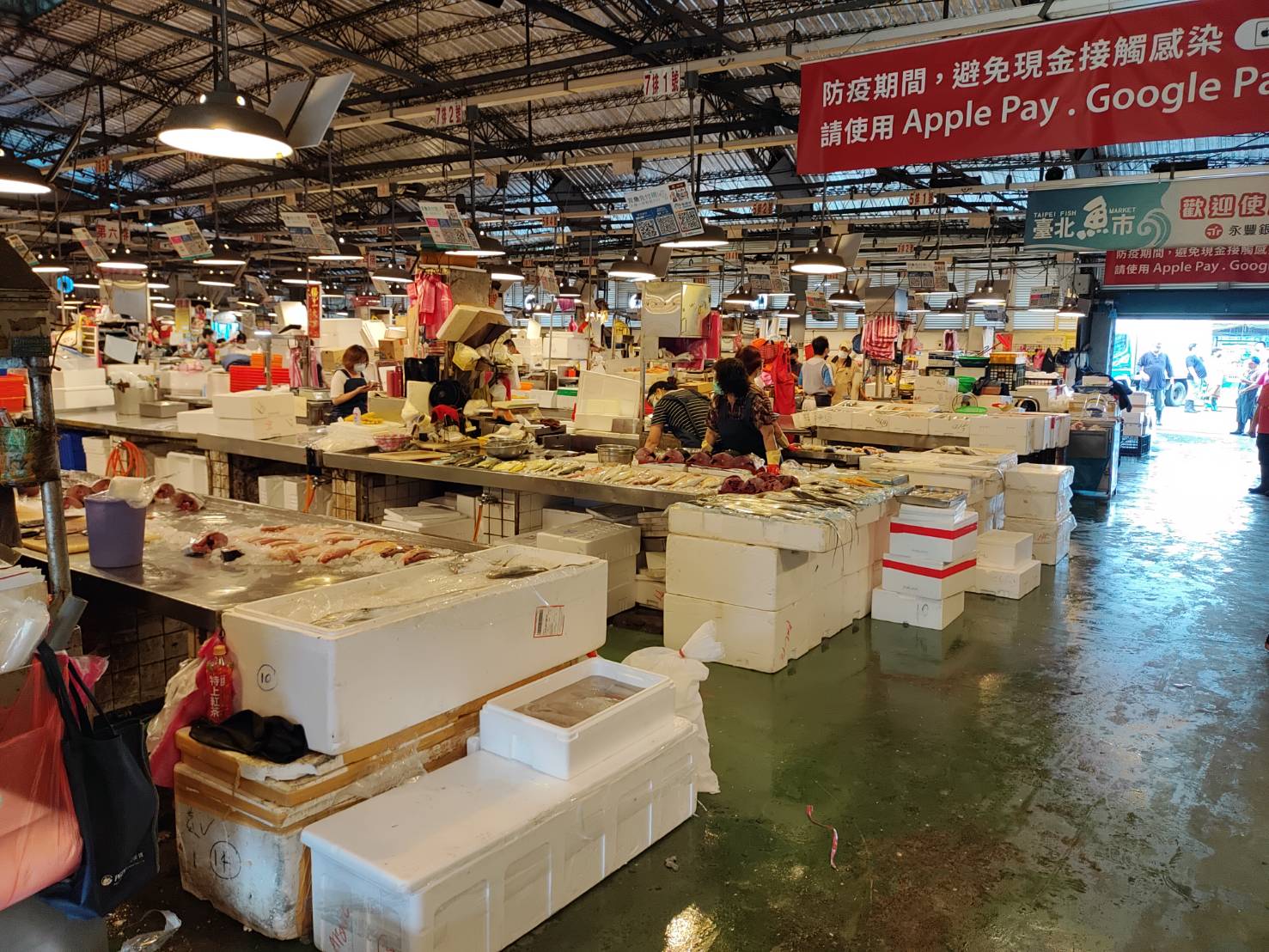 因北農爆發群聚感染，鄰近300公尺的台北魚市也無辜遭牽連。（台北魚市提供）