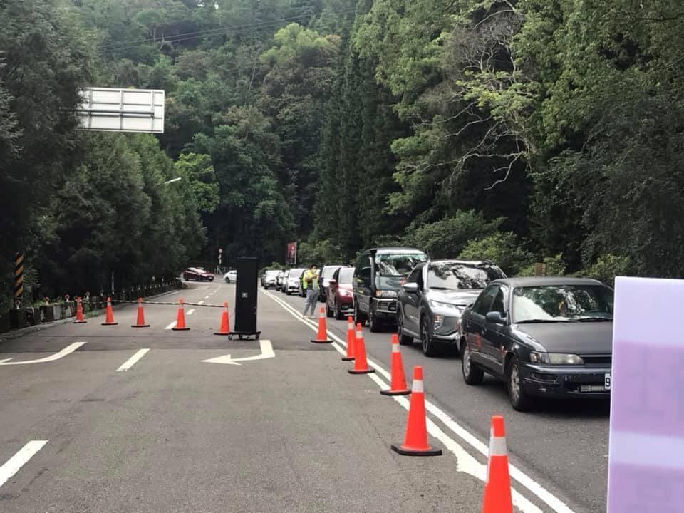 週末假期日月潭出現排隊車潮。(翻攝自臉書社團「爆廢公社」)