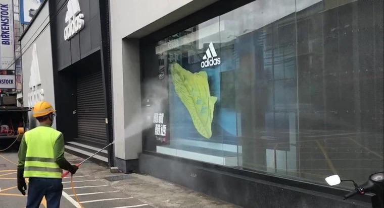 2男確診者的足跡遍布台中多家旅館以及商圈,圖為逢甲Adidas專賣店進行清消。(台中市政府提供)