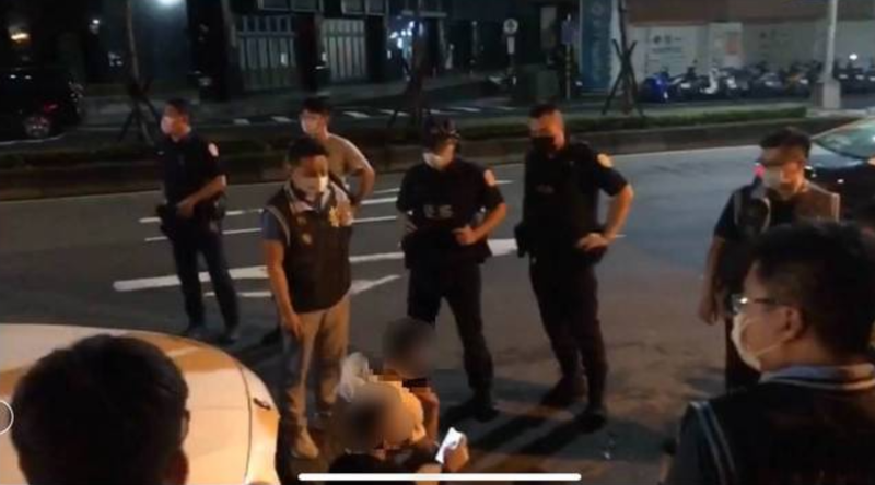 新北市五股暗夜發生槍響,警方以車追人在2小時內逮回4男。(翻攝畫面)