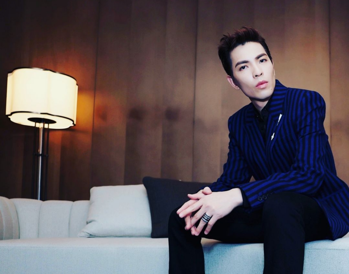 蕭敬騰5月份捐給北市醫護防護衣一批防護衣，身為鐵粉的護理師表示溫暖。（翻攝自蕭敬騰IG）