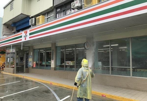 染疫白牌車司機妻子擔任楓港7-11超商店長,最終導致婆婆以及看護也都確診。(屏東縣政府提供)