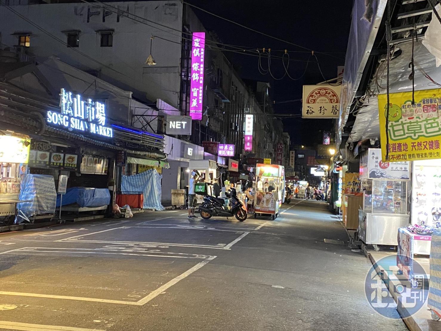 三級警戒實施約一週,夜市攤販僅剩約1成,多為美食外送員穿梭其中。(讀者提供)
