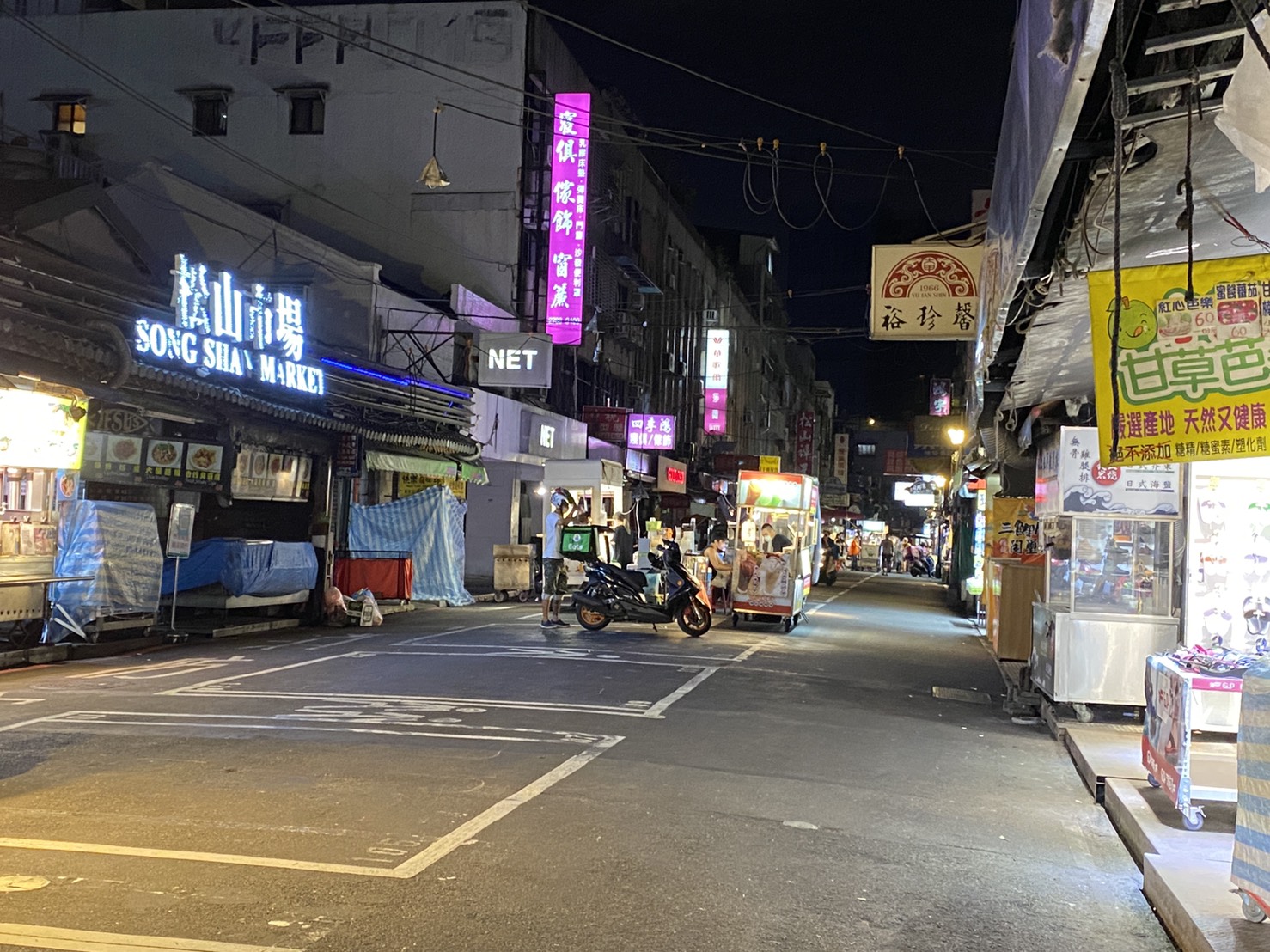 三級警戒實施約一週，夜市攤販僅剩約1成，多為美食外送員穿梭其中。（讀者提供）