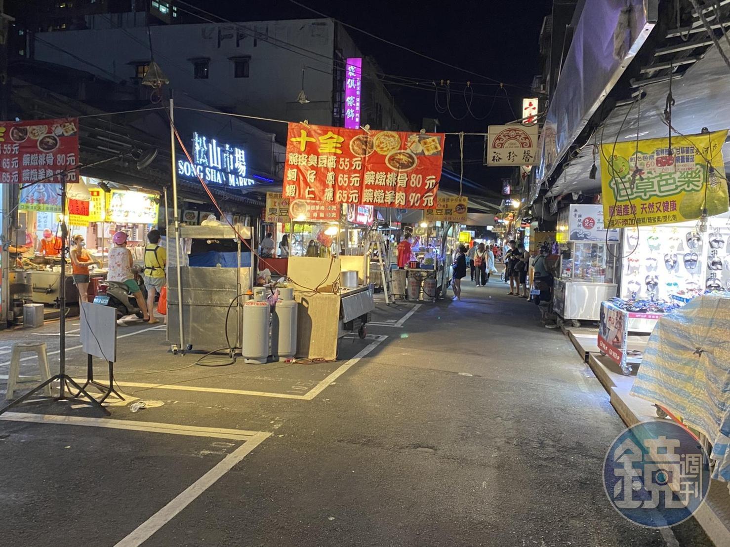三級警戒一個多月後,饒河夜市的攤販陸續回來擺攤,人潮雖少但也漸漸回流。(讀者提供)