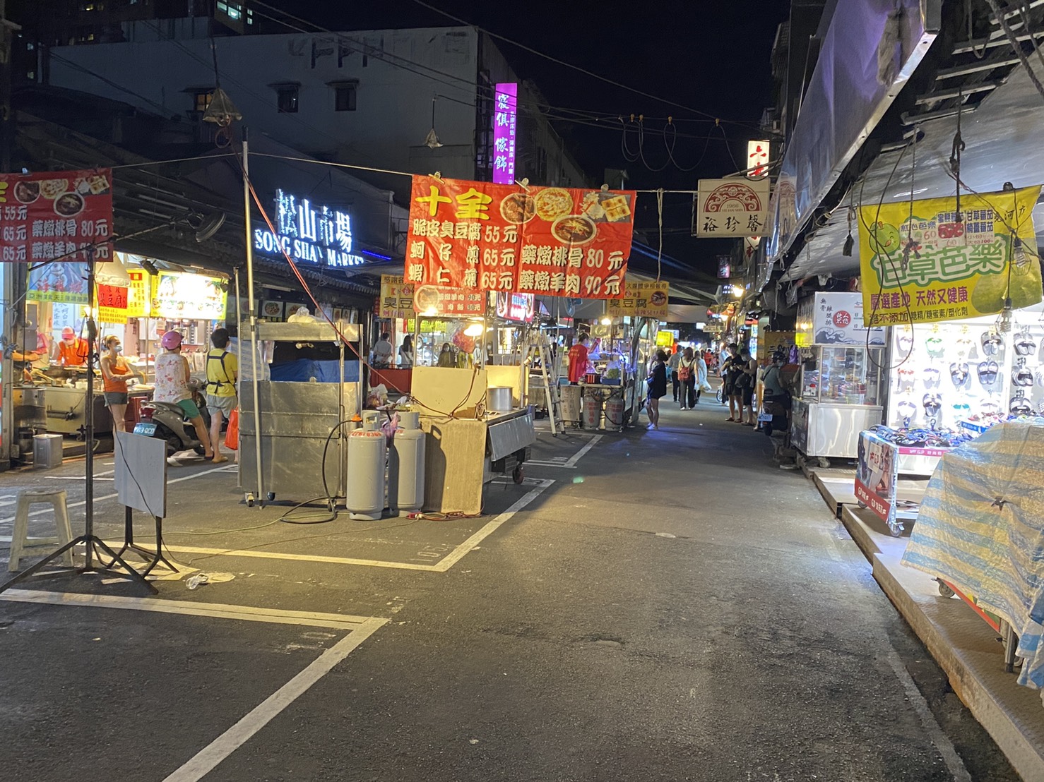 三級警戒一個多月後，饒河夜市的攤販陸續回來擺攤，人潮雖少但也漸漸回流。（讀者提供）