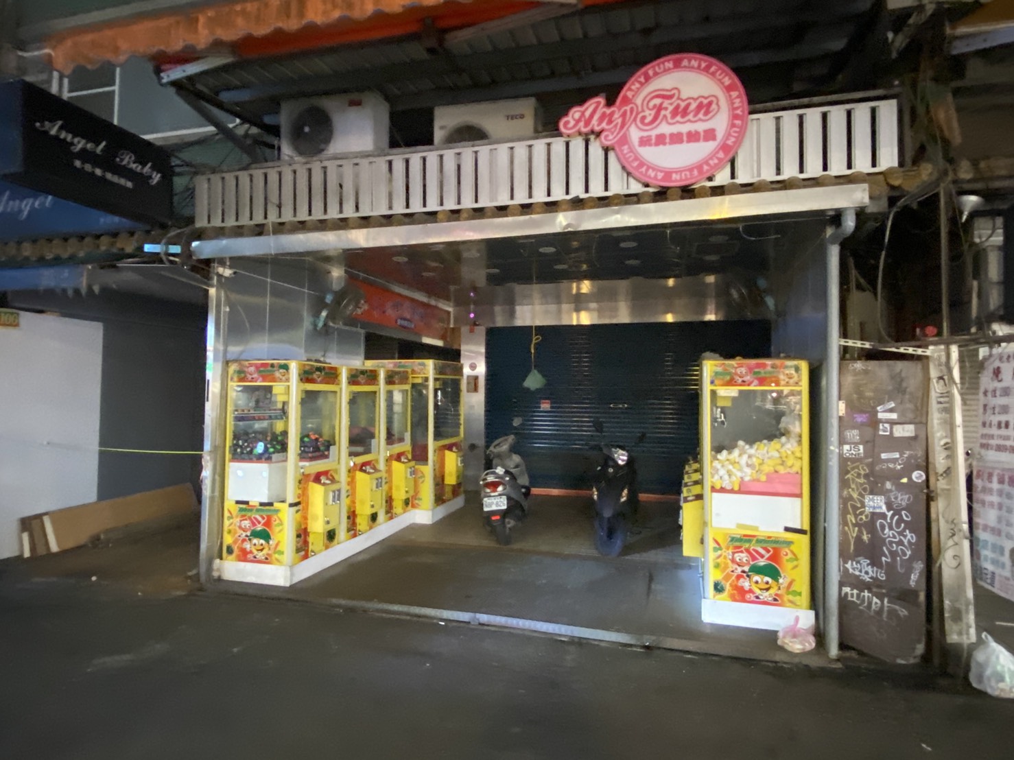 夾娃娃機店因為防疫要求目前仍在暫停營業。（讀者提供）