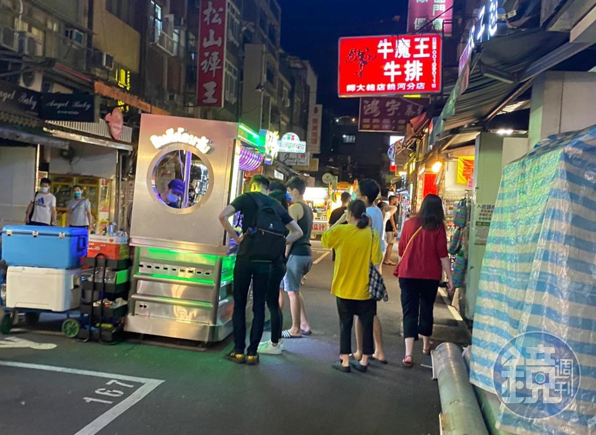 在疫情看似趨緩之際,上週末各大觀光景點與夜市都陸續湧現人潮。(讀者提供)