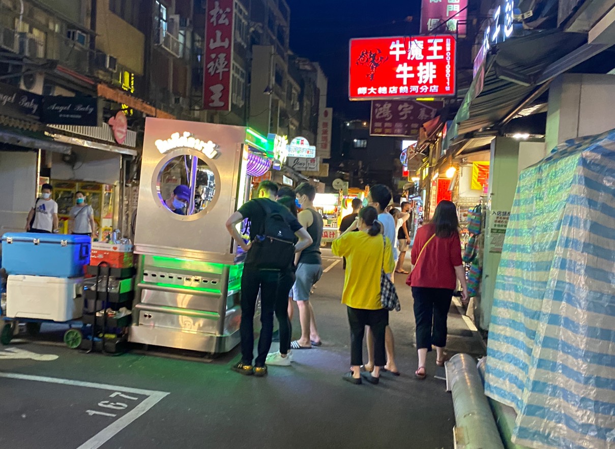 在疫情看似趨緩之際，上週末各大觀光景點與夜市都陸續湧現人潮。（讀者提供）