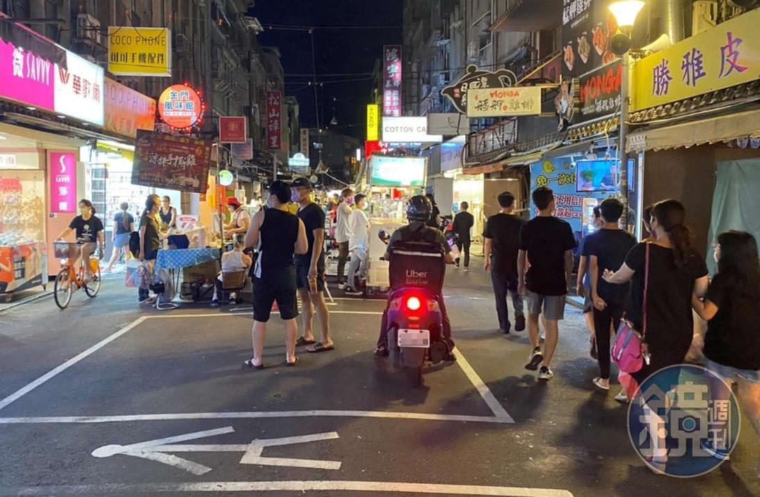 有讀者透露,饒河夜市近日開始出現一部分的逛街人潮。(讀者提供)