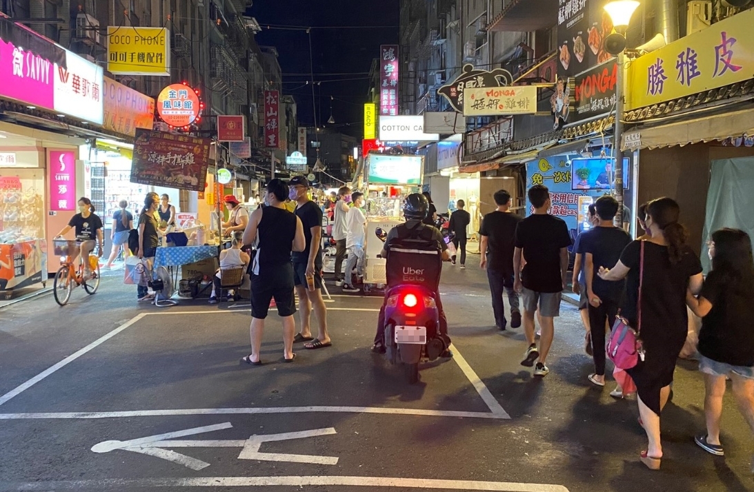 有讀者透露，饒河夜市近日開始出現一部分的逛街人潮。（讀者提供）