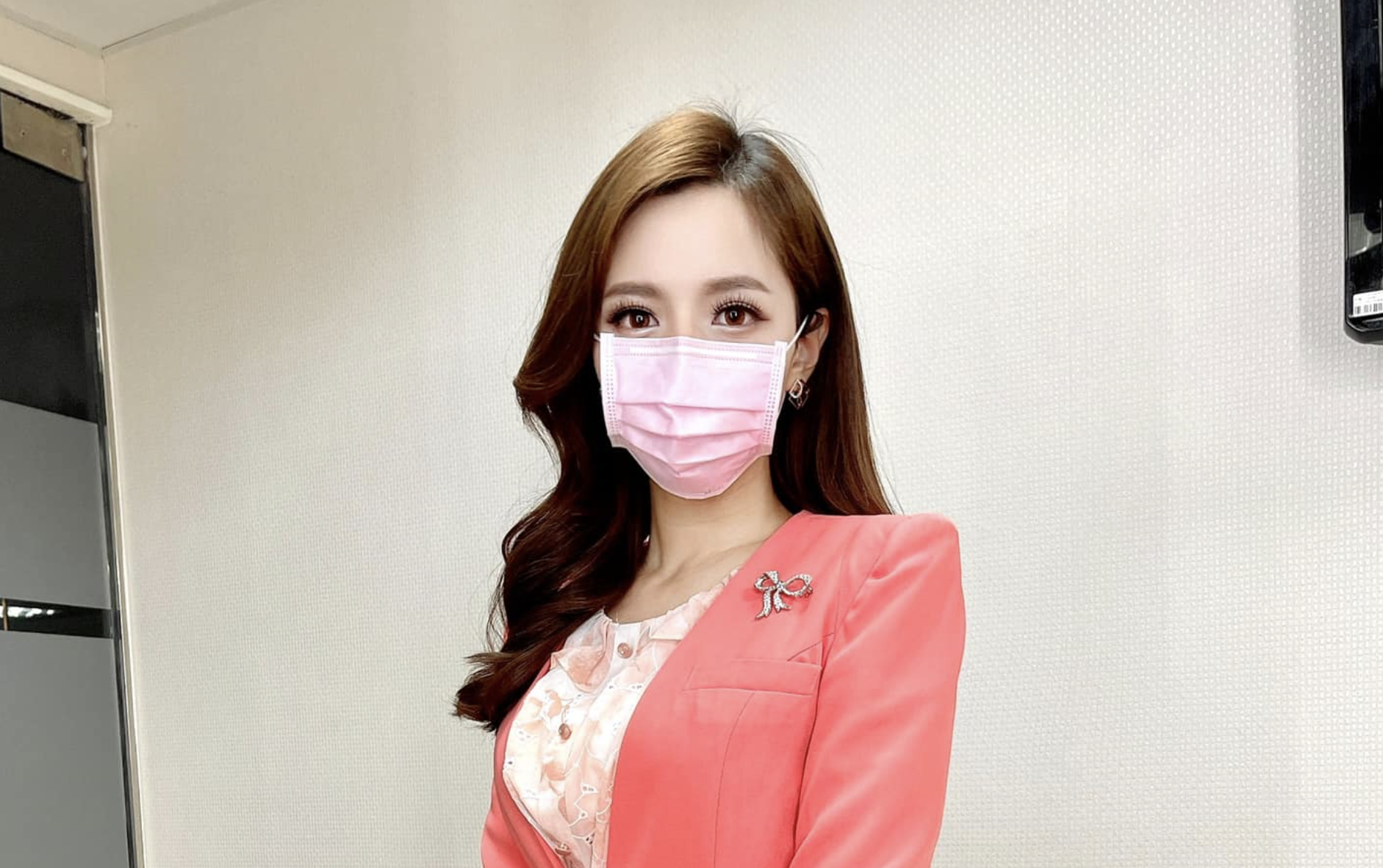 主播房業涵日前剛播報完變種病毒入侵台灣，下一則新聞就是各大景點人潮湧入，讓她相當傻眼。（翻攝自房業涵臉書）