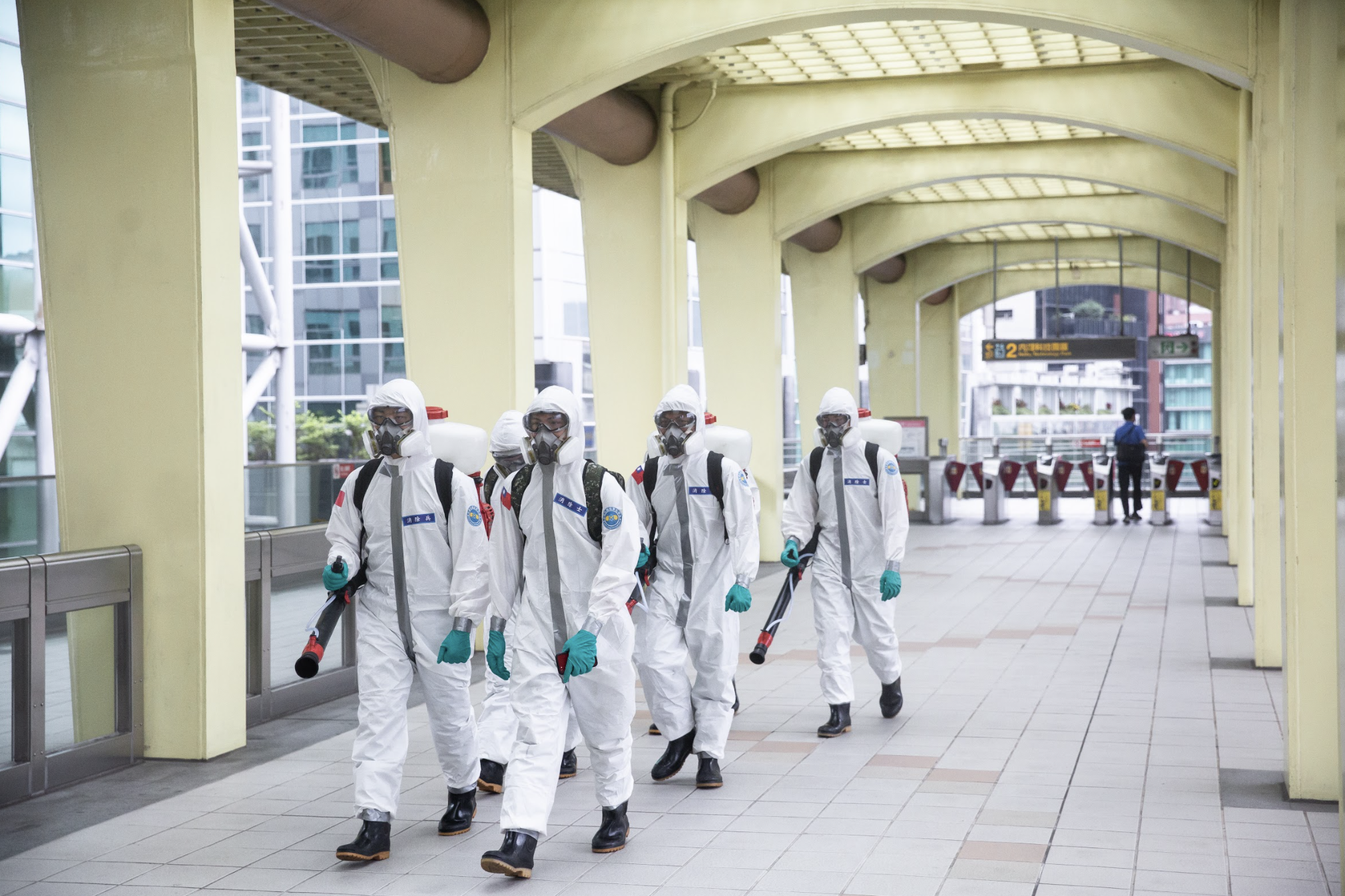 先前疫情爆發時化學兵紛紛上街消毒，如今又傳出Delta變種株入侵台灣，人心惶惶。（示意圖，本刊資料照）