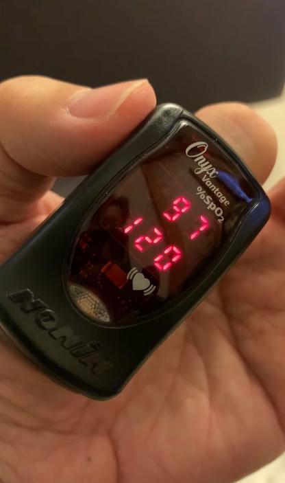 陳志金表示,血氧計上的血氧與心跳數值會隨著身體狀況而有變化。(翻攝自陳志金醫師臉書)