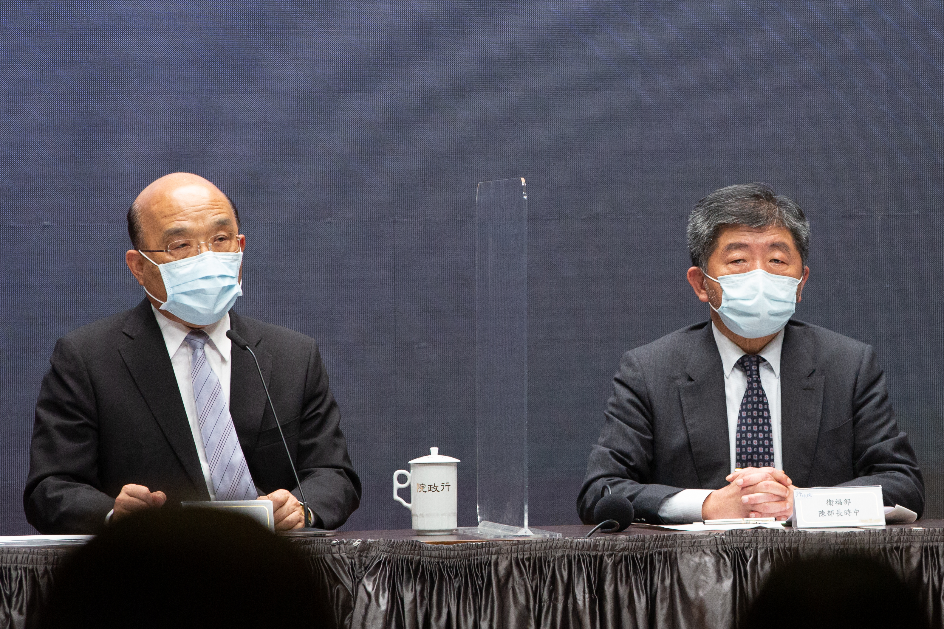 蘇貞昌（左）表示，陳時中（右）與防疫團隊夜以繼日工作，現在要苛責不厚道也不公平。（資料照）
