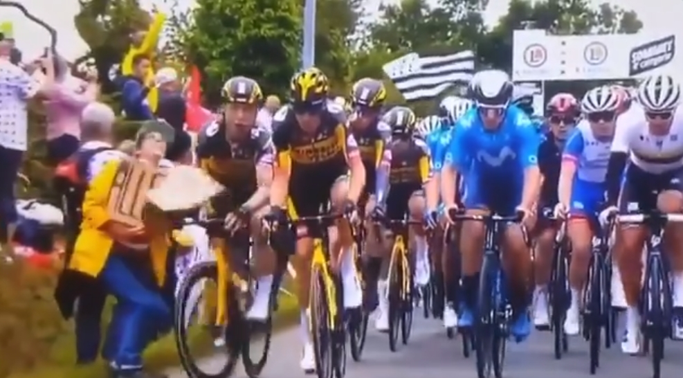 環法自行車賽發生大規模摔車意外，肇因為粉絲手舉牌亂入賽道。（翻攝自推特@MUHQNews）