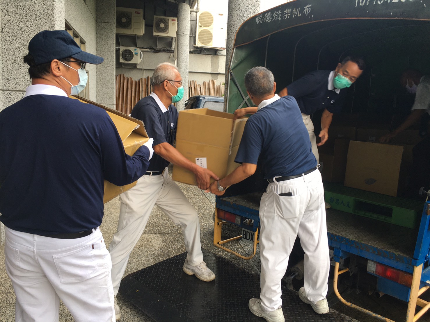 屏東縣政府對枋山鄉楓港村、善餘村超市因出現印度Delta病毒確診案例，超商、餐飲業、傳統市場等場所關閉3天，慈濟基金會緊急著手安心營養補充物資支援。（慈濟基金會提供）