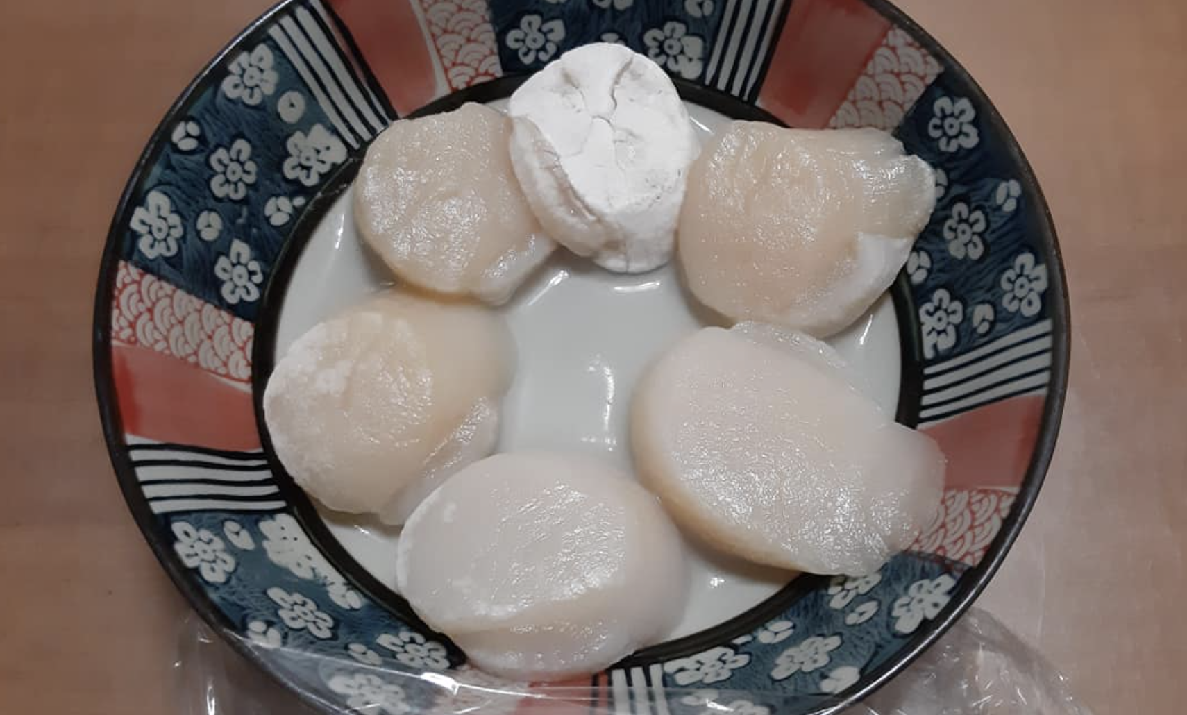 一名網友將生食級的干貝退冰後，上面竟出現一層詭異的白色覆蓋物。（翻攝自廚藝公社臉書）