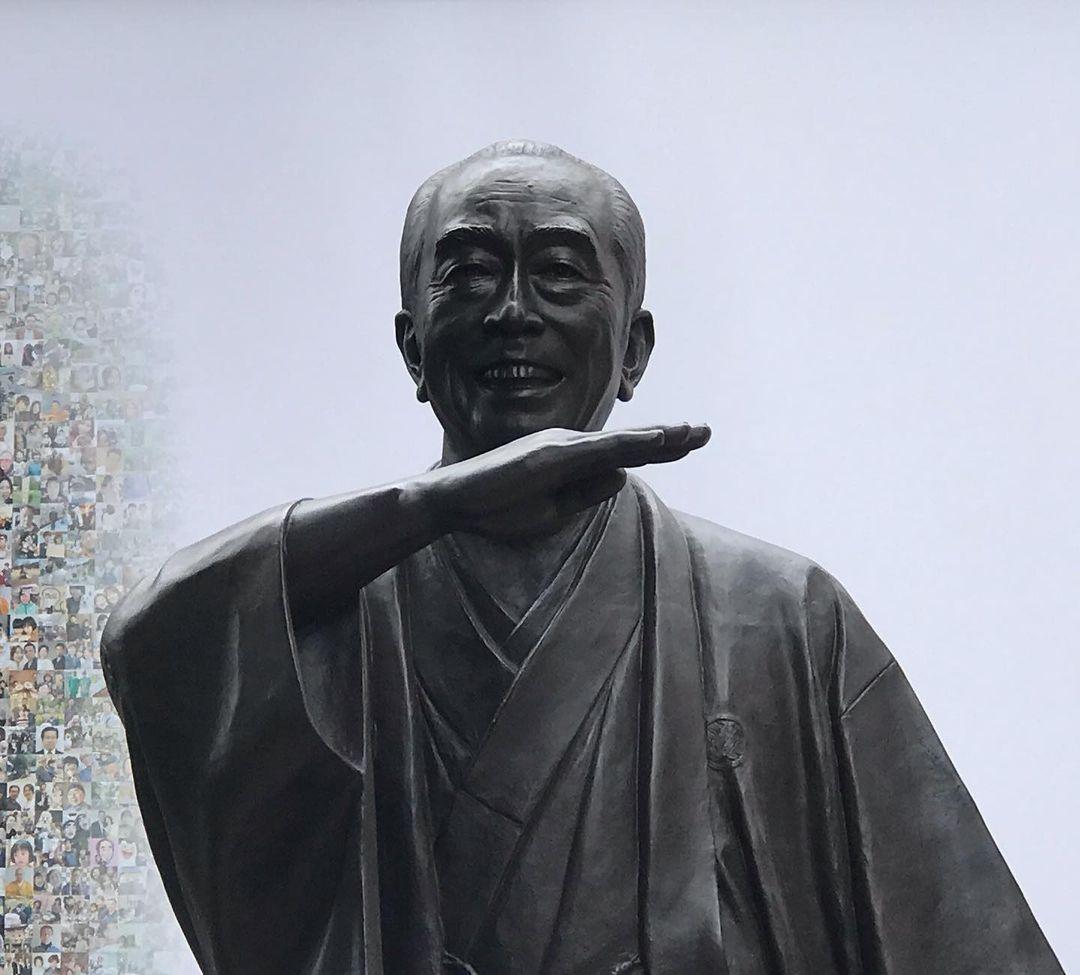 銅像以志村健的招牌搞笑動作鑄造,讓粉絲隨時可以緬懷一介搞笑天王。(翻攝自IG:osamu.photo.2020)
