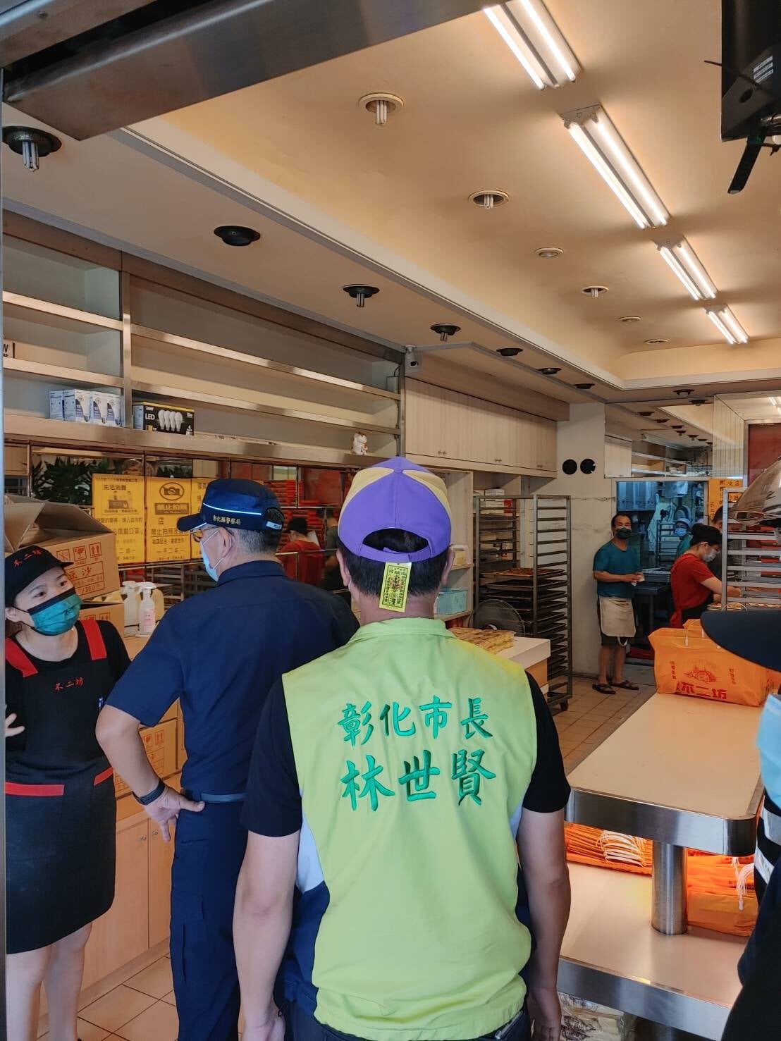 彰化市長林世賢勸導店家要負起社會責任、賺錢也要關心防疫。（翻攝自林世賢臉書）