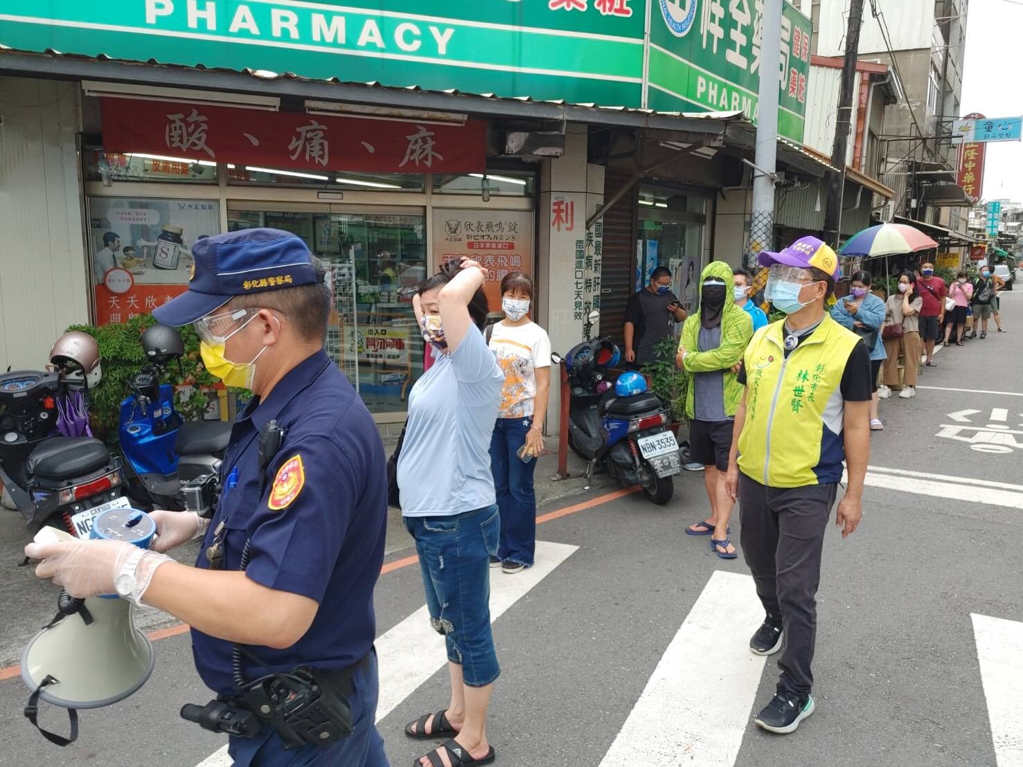 國內目前仍在疫情三級警戒期間，彰化市蛋黃酥名店不二坊連日來卻大排長龍。（翻攝自林世賢臉書）