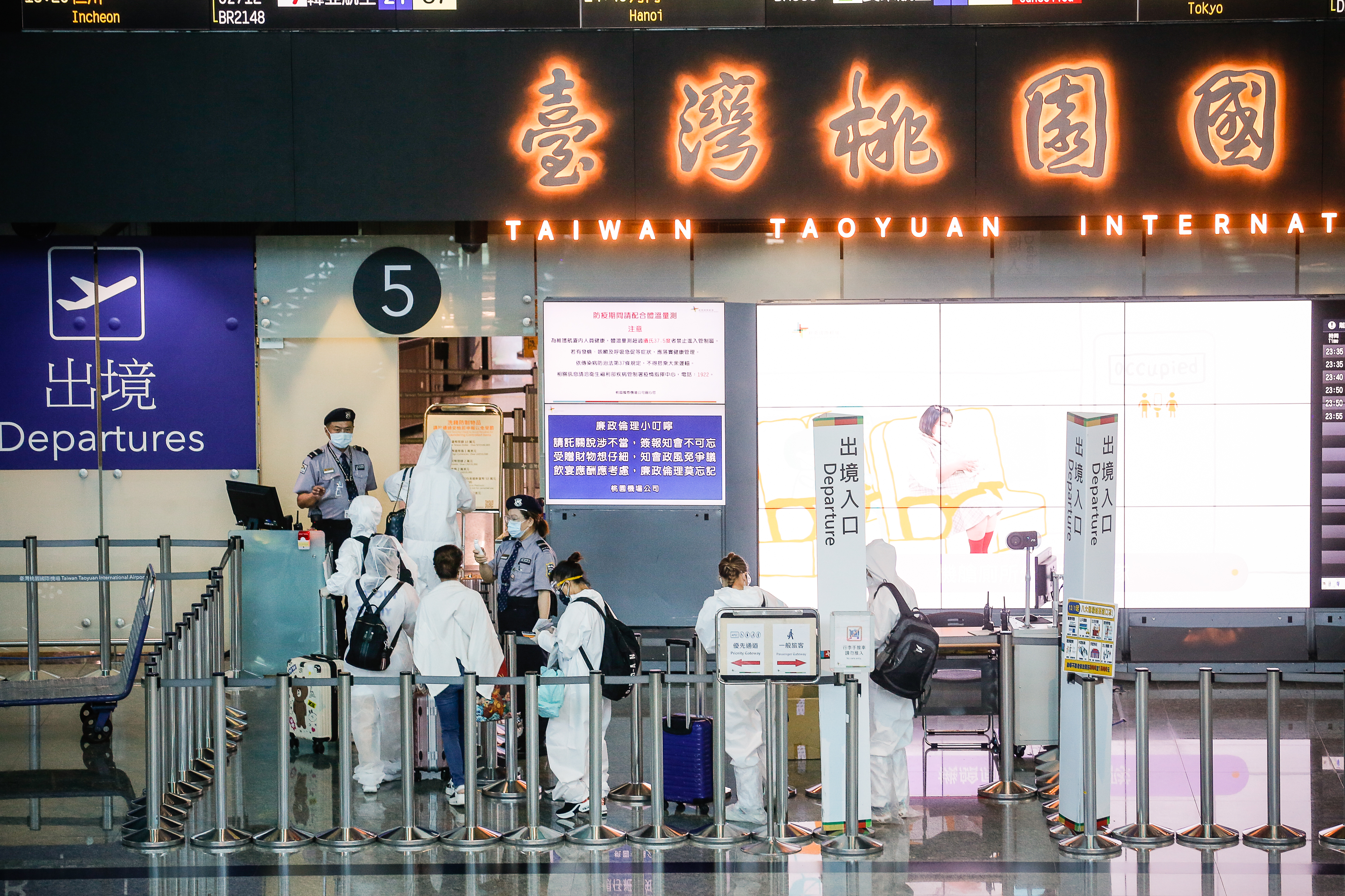 桃園機場公司配合指揮中心指示，呼籲入境旅客親友不要再前往機場接機，減低病毒傳播風險。