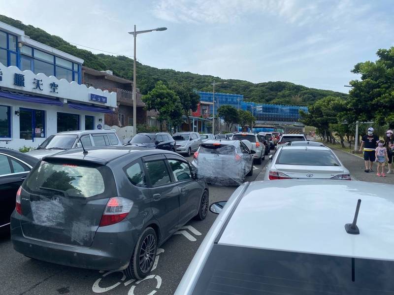 Delta變種病毒已有相當多案例在台發生，基隆潮境公園仍是人車爆量回堵。（海科館提供）
