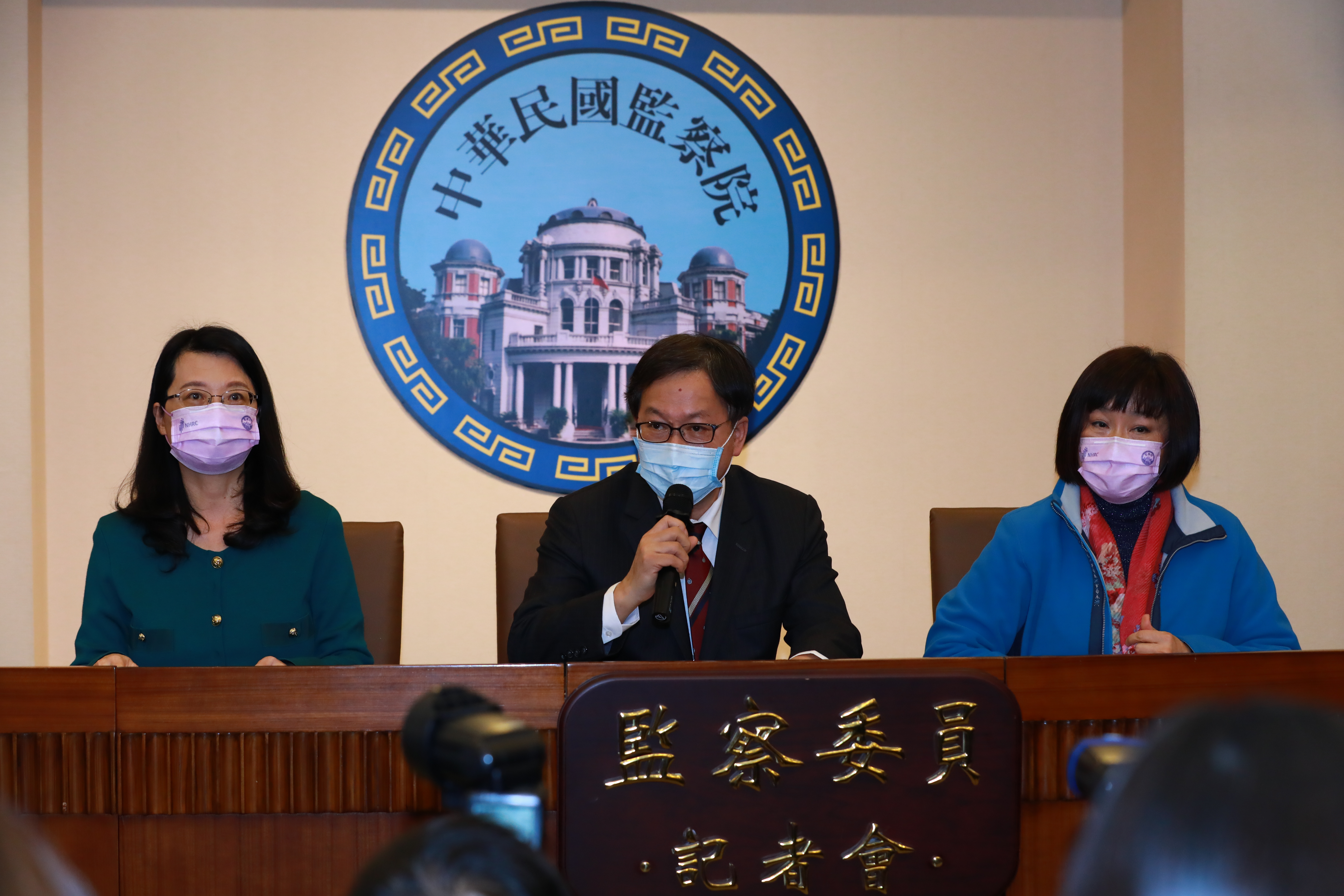 監委林郁容（中）表示，監察權是事後權，等疫情結束才會完整調查。左為監委王美玉、右為紀惠容。（本刊資料照）