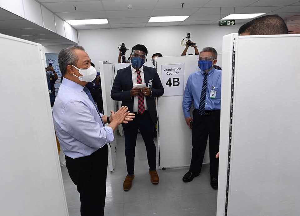 馬來西亞首相慕尤丁（左）宣布，全國封鎖防疫延長，直到單日新增病例數低於4,000人。（翻攝自Muhyiddin Yassin臉書）