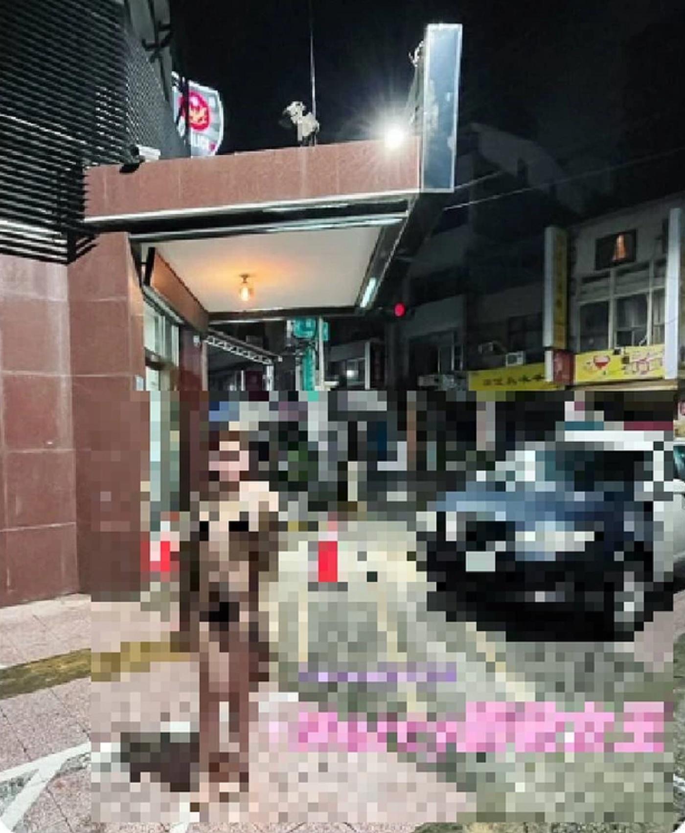 一名女子選在高雄市警局三民一分局哈爾濱派出所旁拍攝裸照,一旁的警車也入鏡成為道具,照片最後被上傳推特,高雄警方展開調查。(翻攝照片)